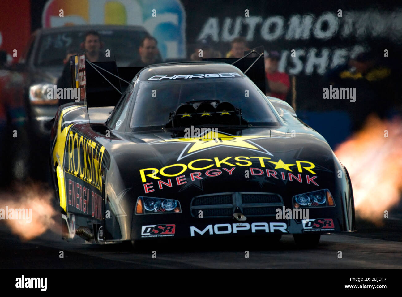 Der "Rockstar" NHRA lustiges Auto von Jerry Toliver beschleunigt auf die Linie am Firebird Int ' l. Raceway, Phoenix, Arizona, USA Stockfoto