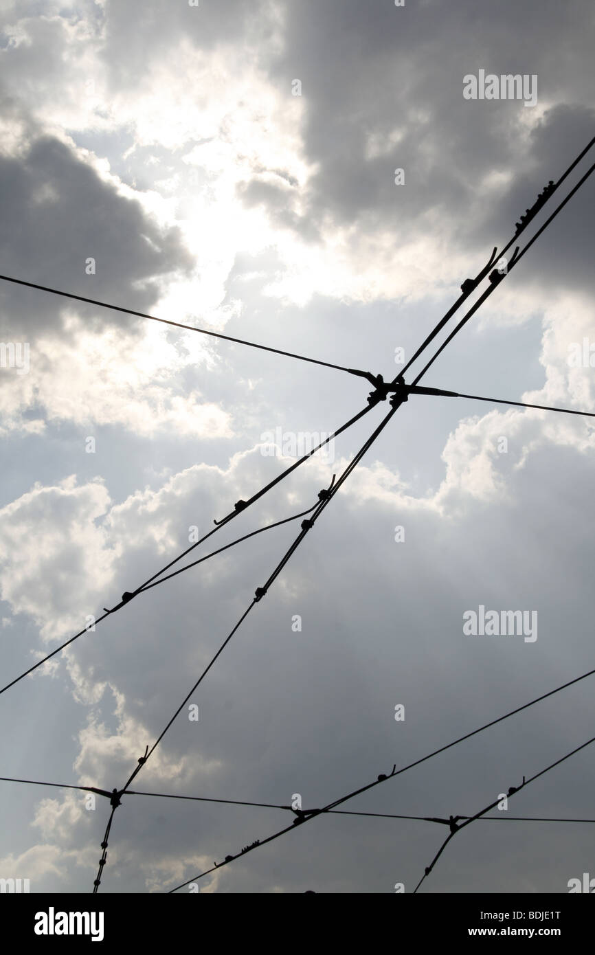 obenliegende Linien und dunkle Wolken im Himmel Stockfoto