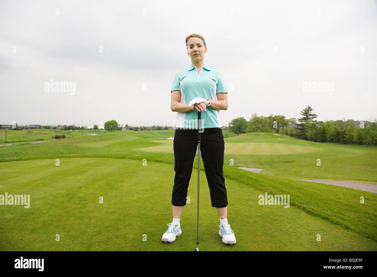 Porträt der Frau auf Golfplatz Stockfoto