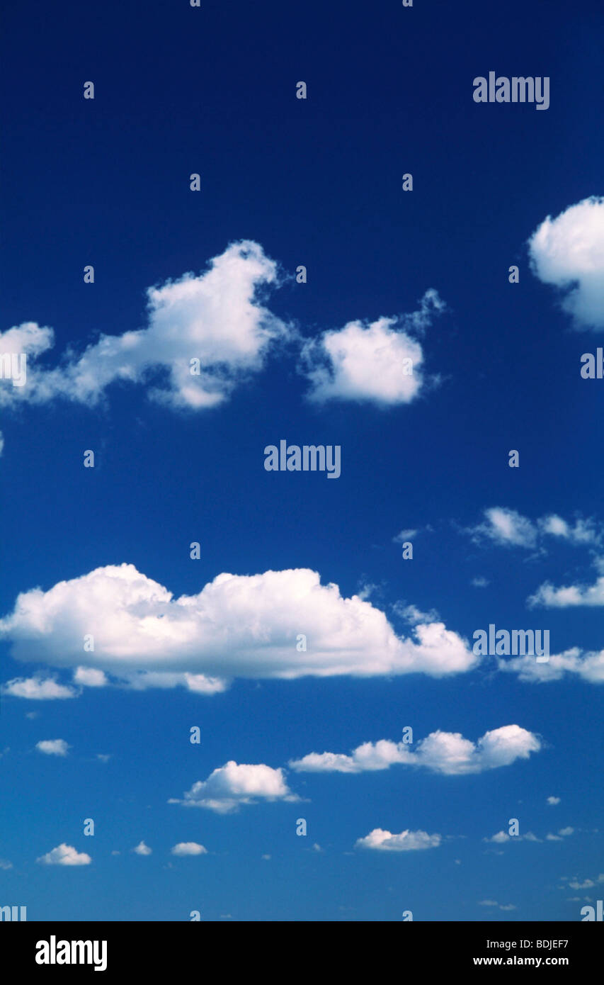 Weiße Wolken, blauer Himmel Stockfoto