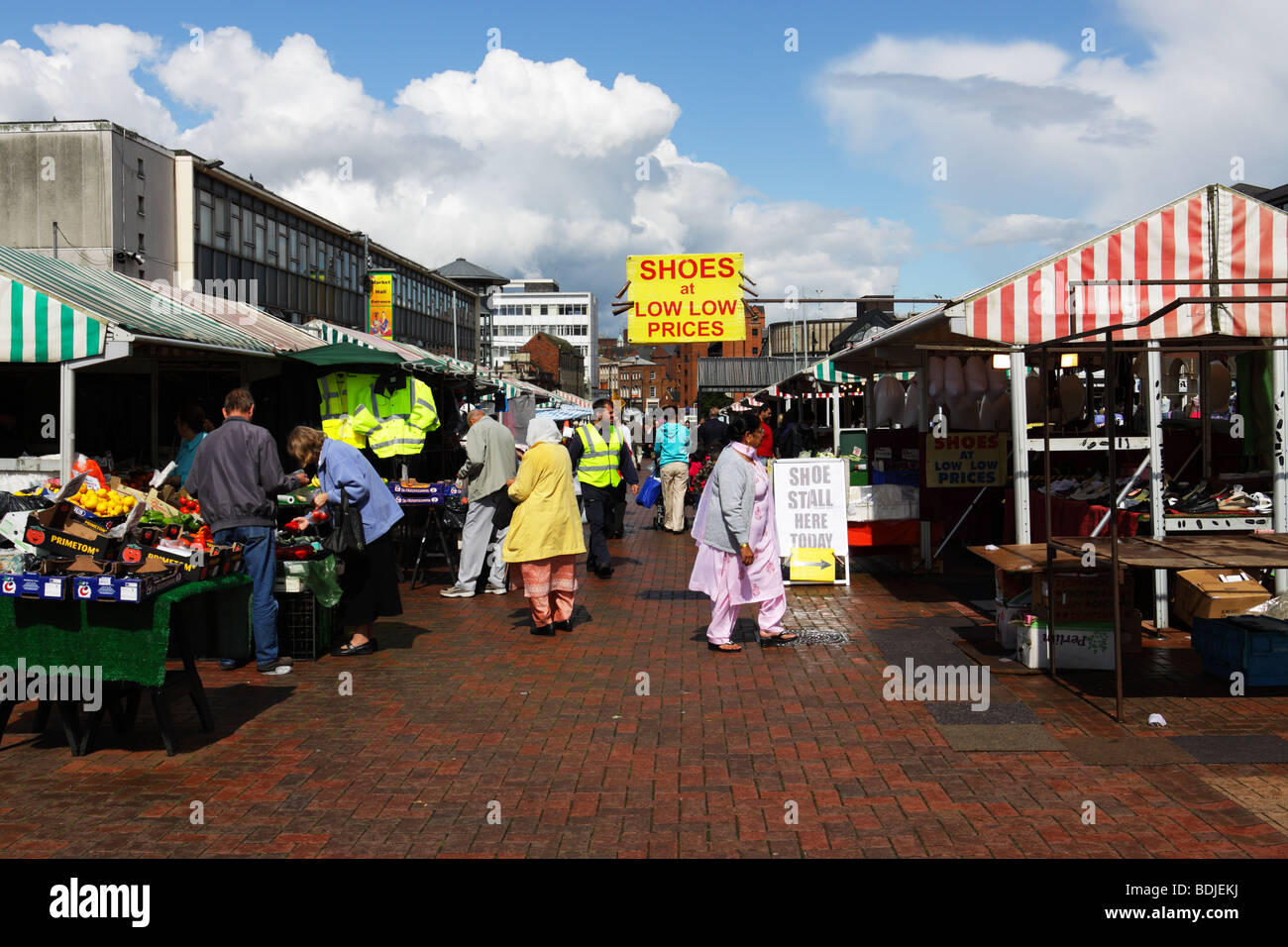 Käufer auf der Suche nach Schnäppchen an Wolverhampton City market Stockfoto