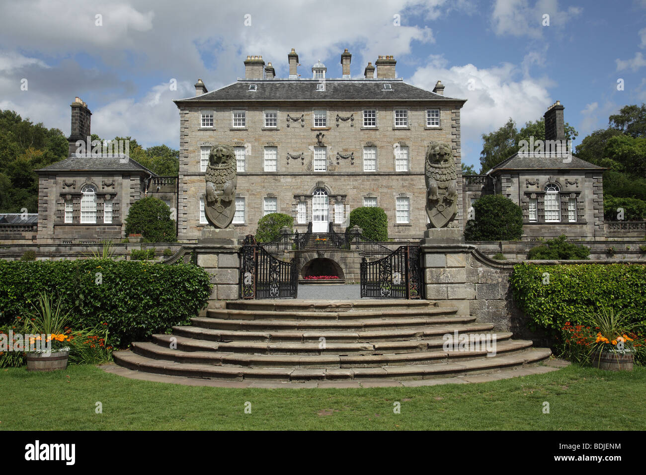 Sommer im Pollok House, das vom National Trust for Scotland im Pollok Country Park, Glasgow, Schottland, Großbritannien, betrieben wird Stockfoto