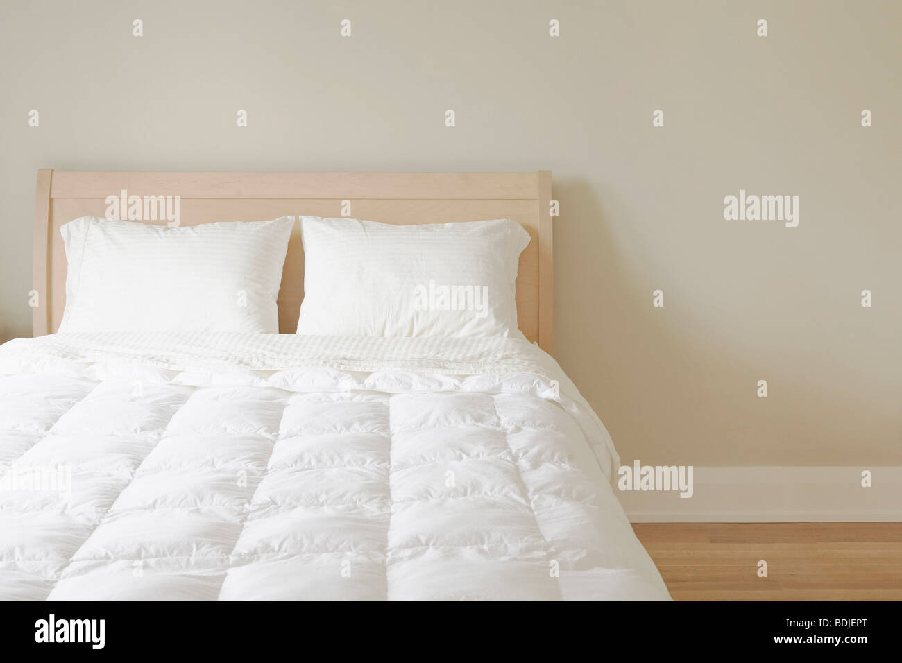 Moderne Queen Size Bett mit weißen Bettwäsche in sonnendurchflutetes Zimmer Stockfoto