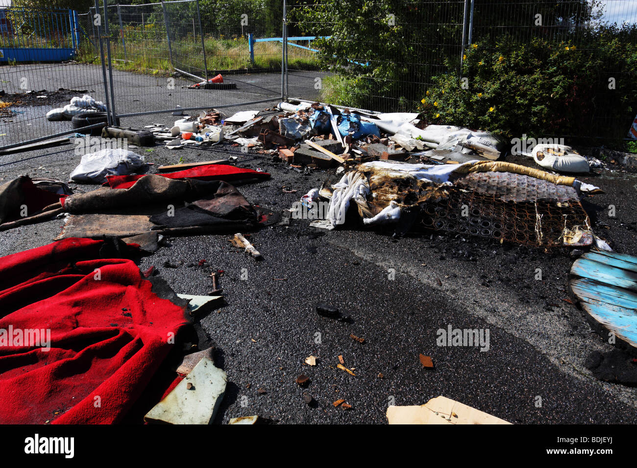Müll illegal gedumpten auf urbanen Brachland in der Nähe von Stadtzentrum von Wolverhampton Stockfoto