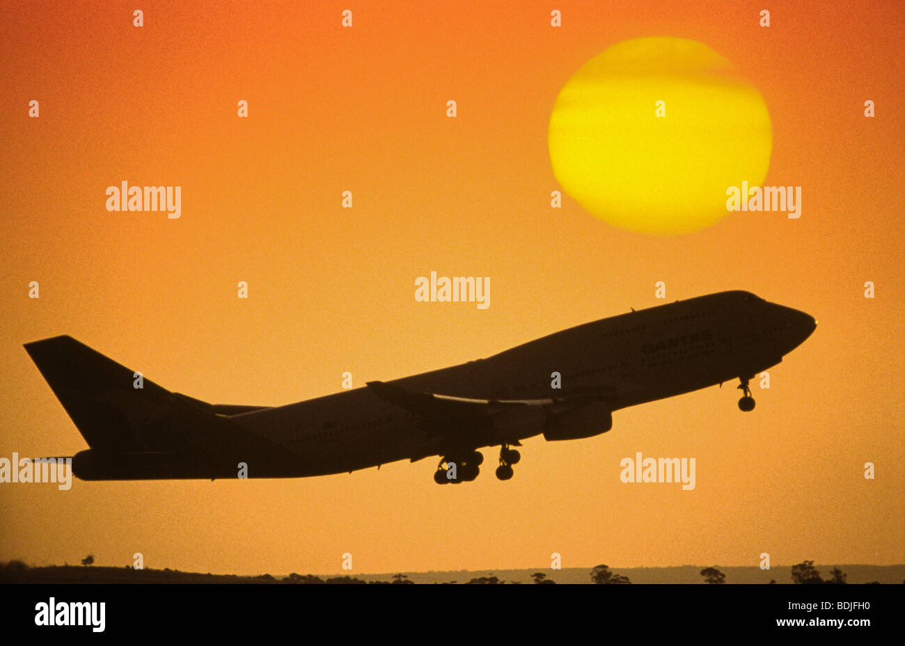 Boeing 747 Jetliner abheben, Sonnenuntergang Silhouette Stockfoto