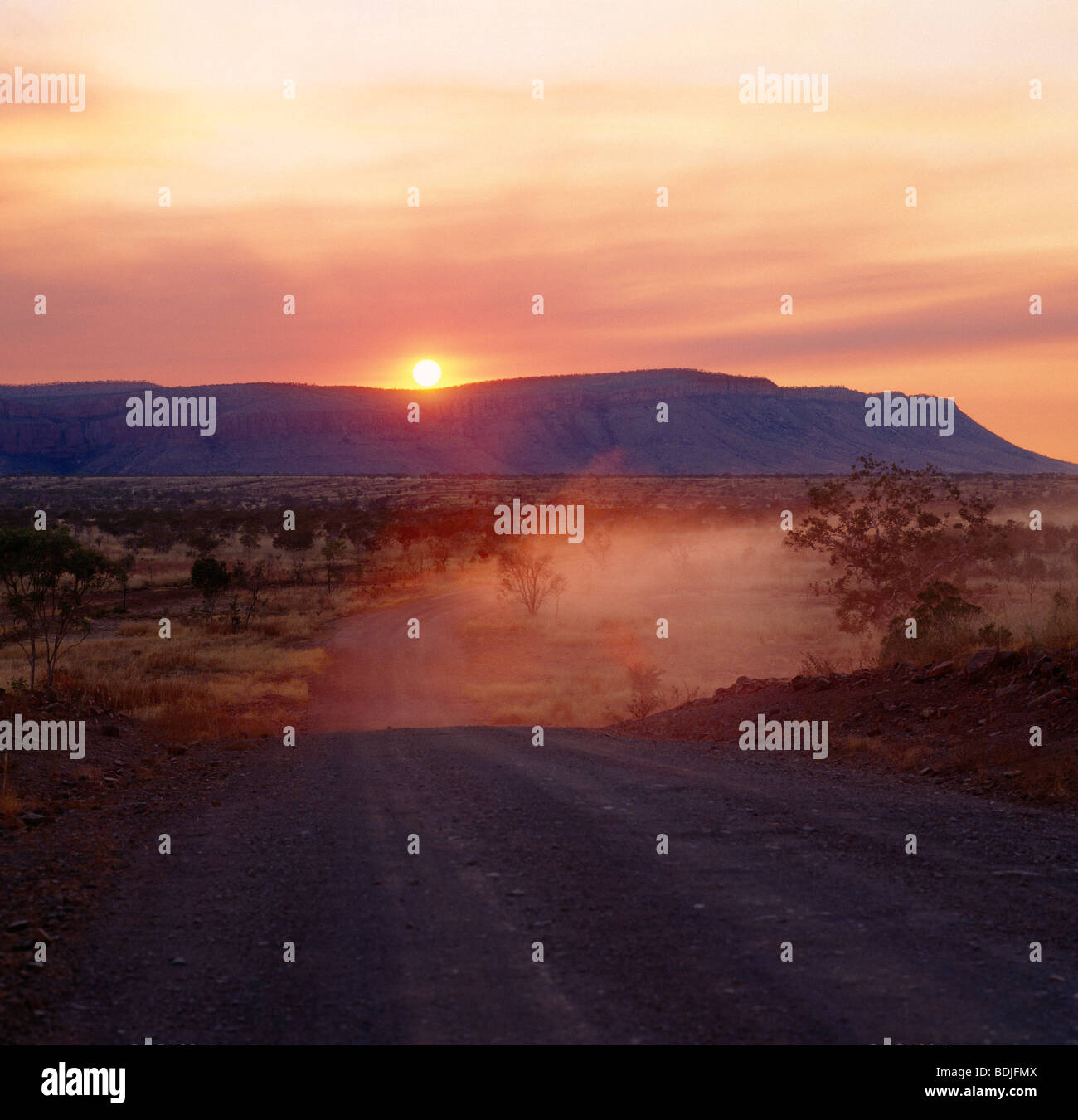 Staubige Landstraße, Sonnenuntergang Stockfoto