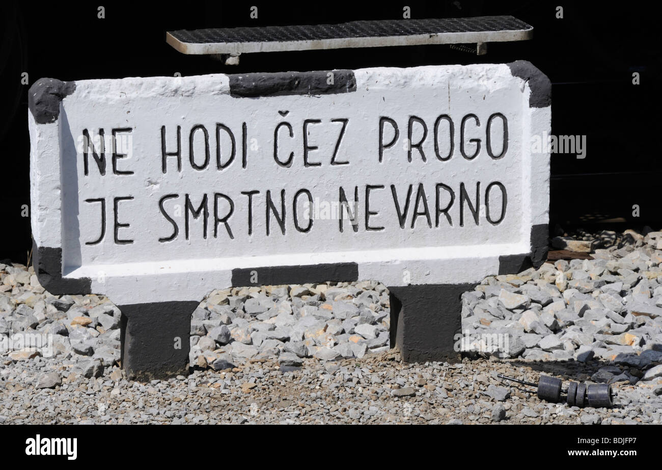Ljubljana, Slowenien. Vom Hauptbahnhof. Warnschild "Tun nicht Cross the Tracks - Lebensgefahr" Stockfoto