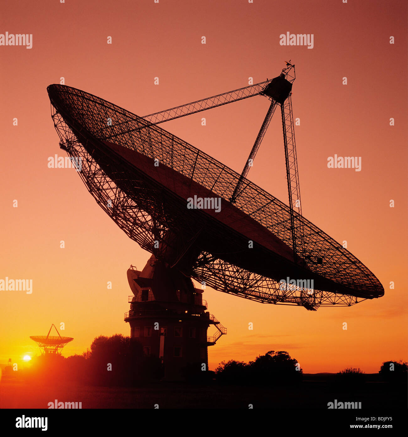 Radioteleskop, Satelliten Schüssel, Sonnenuntergang Silhouette erhalten Stockfoto