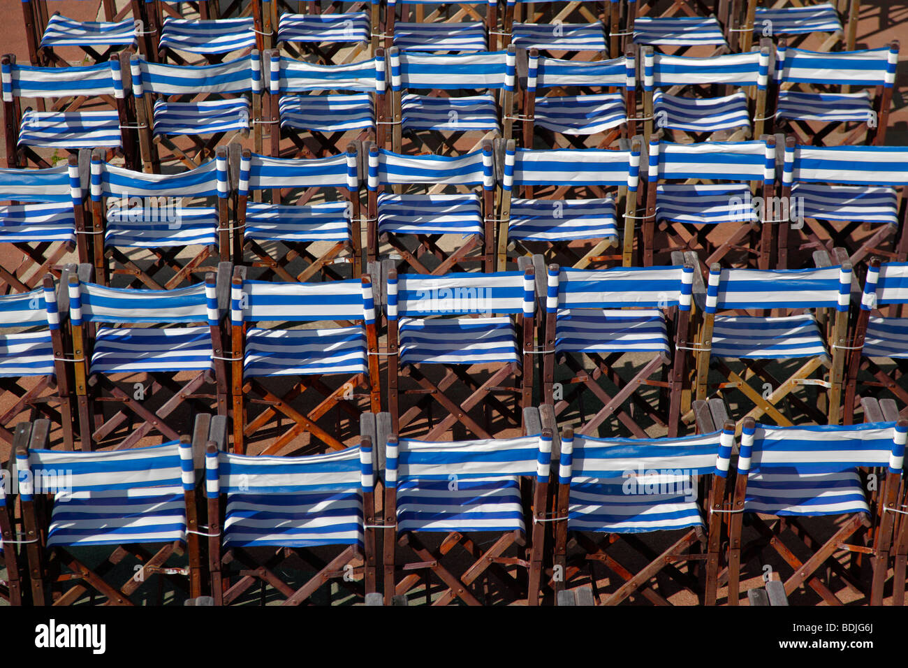 ENGLAND, East Sussex, Eastbourne, Detail der Liegestühle am Band Stand direkt an der Strandpromenade. Stockfoto