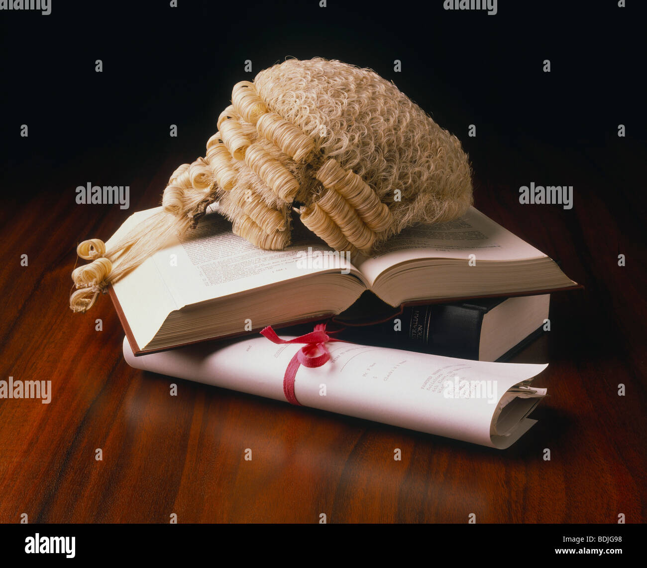 Rechtliche Stillleben, Gesetzesbücher, Dokumenten- und Perücke Stockfoto