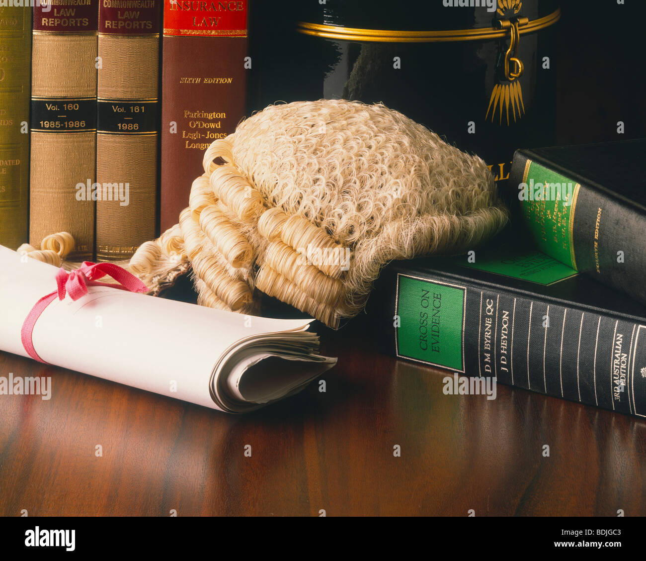 Rechtliche Stillleben, Gesetzesbücher, Dokumenten- und Perücke Stockfoto
