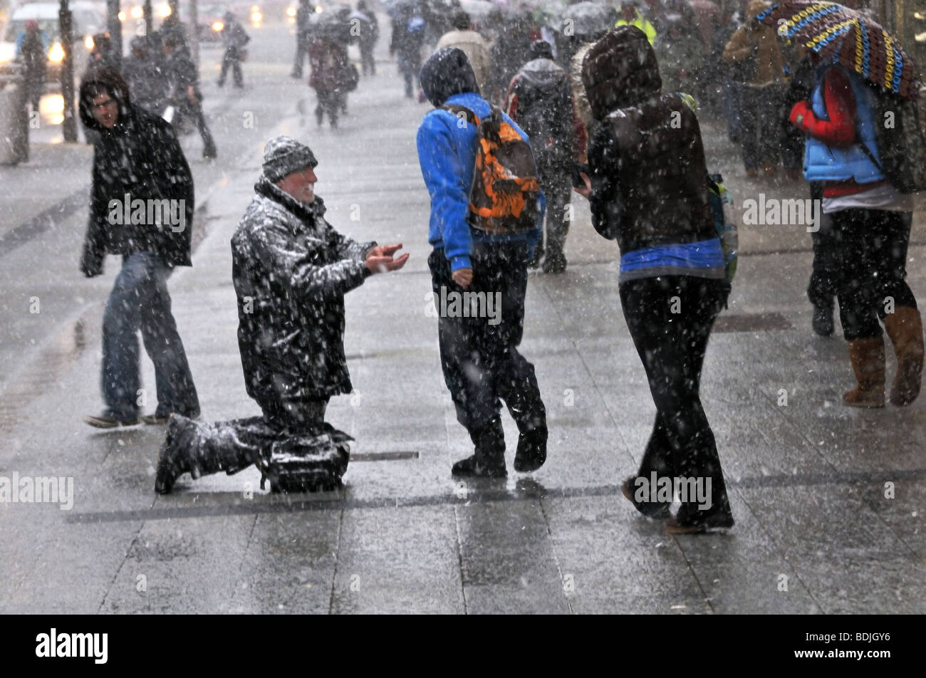 Montag, 5. Januar 2009. Ein Mann bittet um Geld für die O'Connell st. Dublin 2 heute während eines schweren Schneefalls Stockfoto