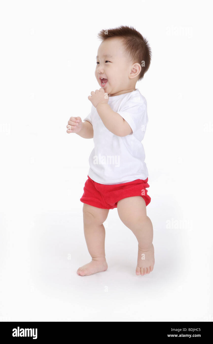 Baby Boy walking und lächelt glücklich, Kind Stockfoto