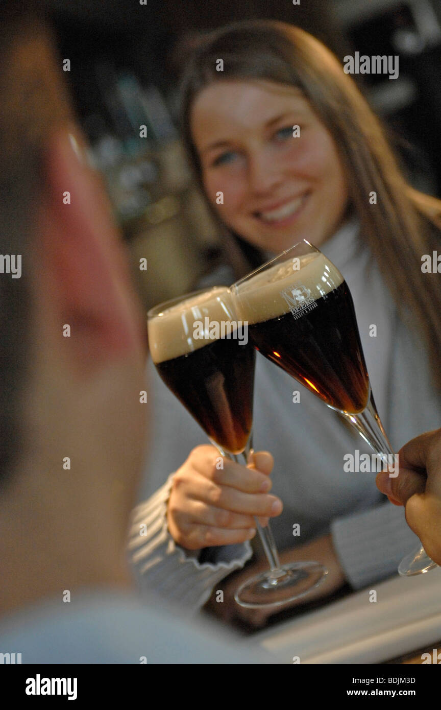 Paar Ecksteine dunkle belgische Bier. Stockfoto