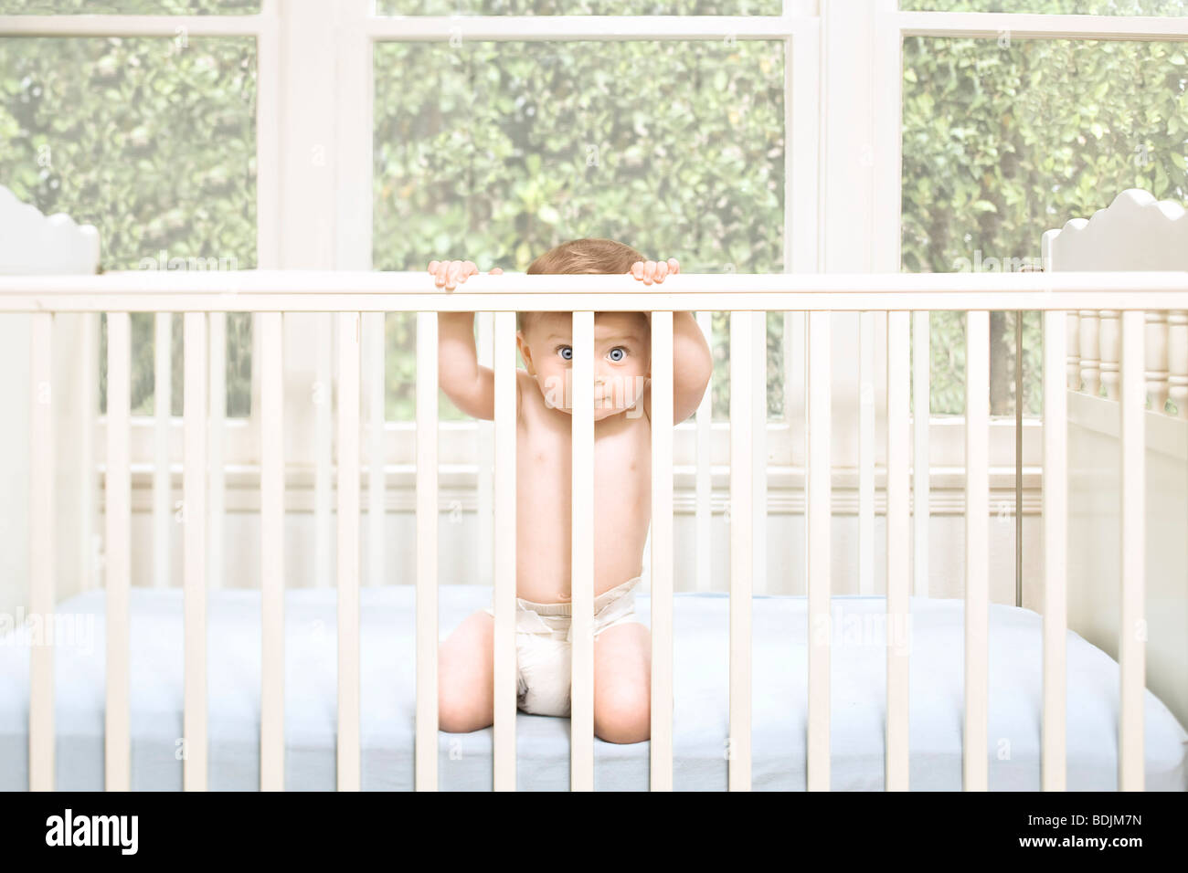 Baby Boy in Krippe Stockfoto