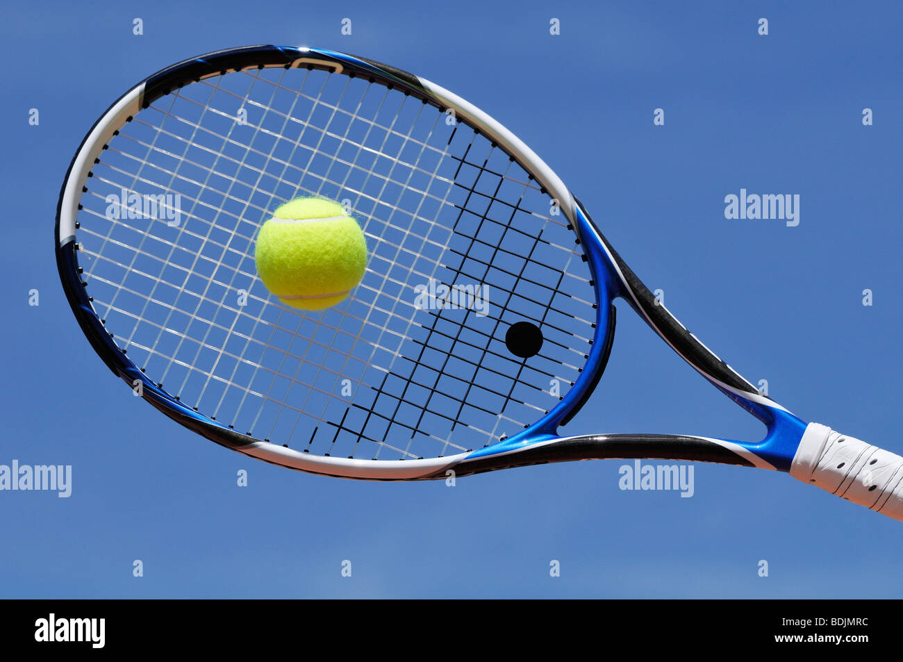 Tennis Raquet und Tennisball Stockfoto