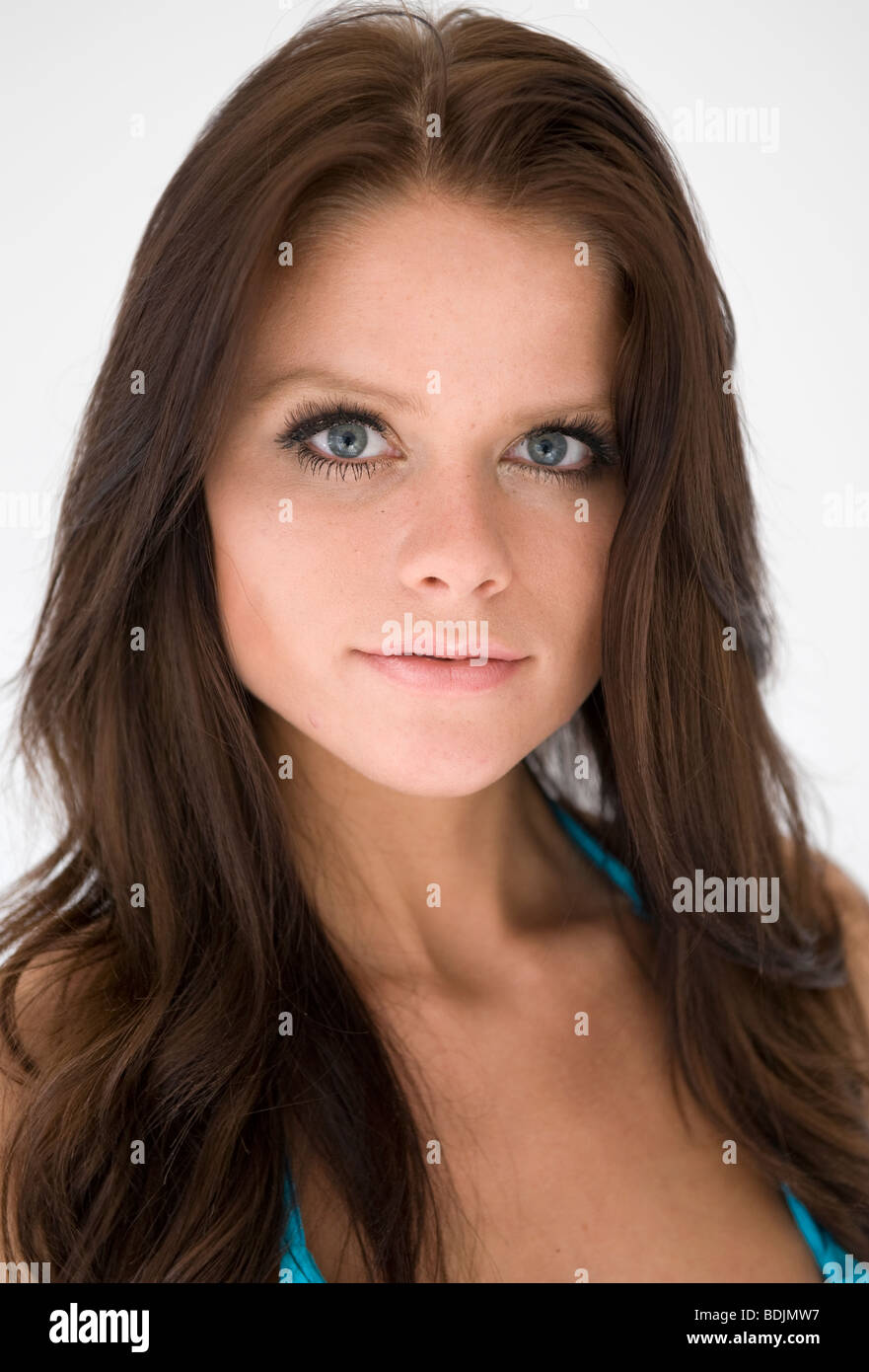 Ein junges Mädchen mit starken Gesichtszügen in natürlichem Licht fotografiert. Stockfoto