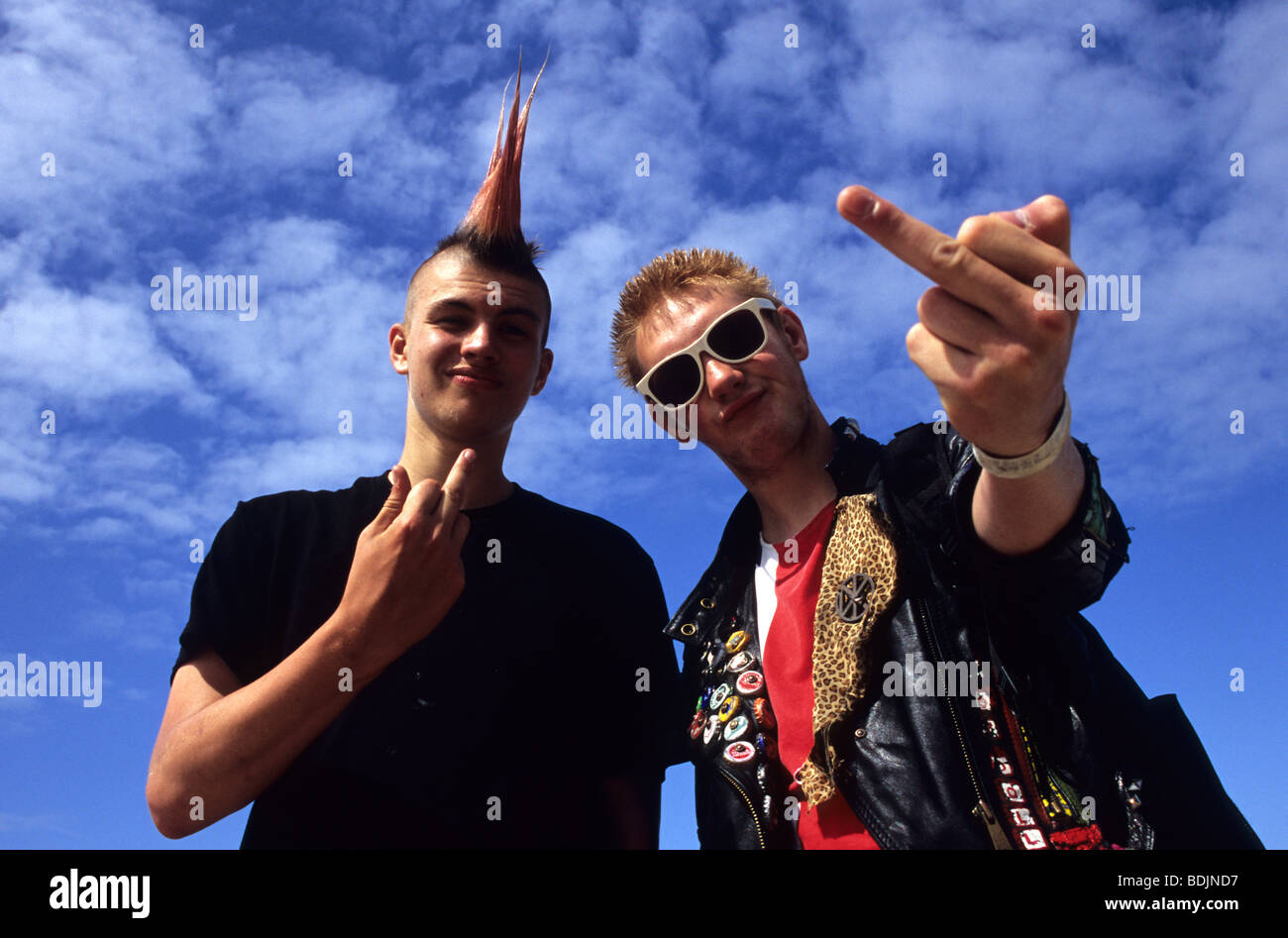 Zwei Punk-Rocker den Stinkefinger während des jährlichen Rebellion Festivals in Blackpool Stockfoto