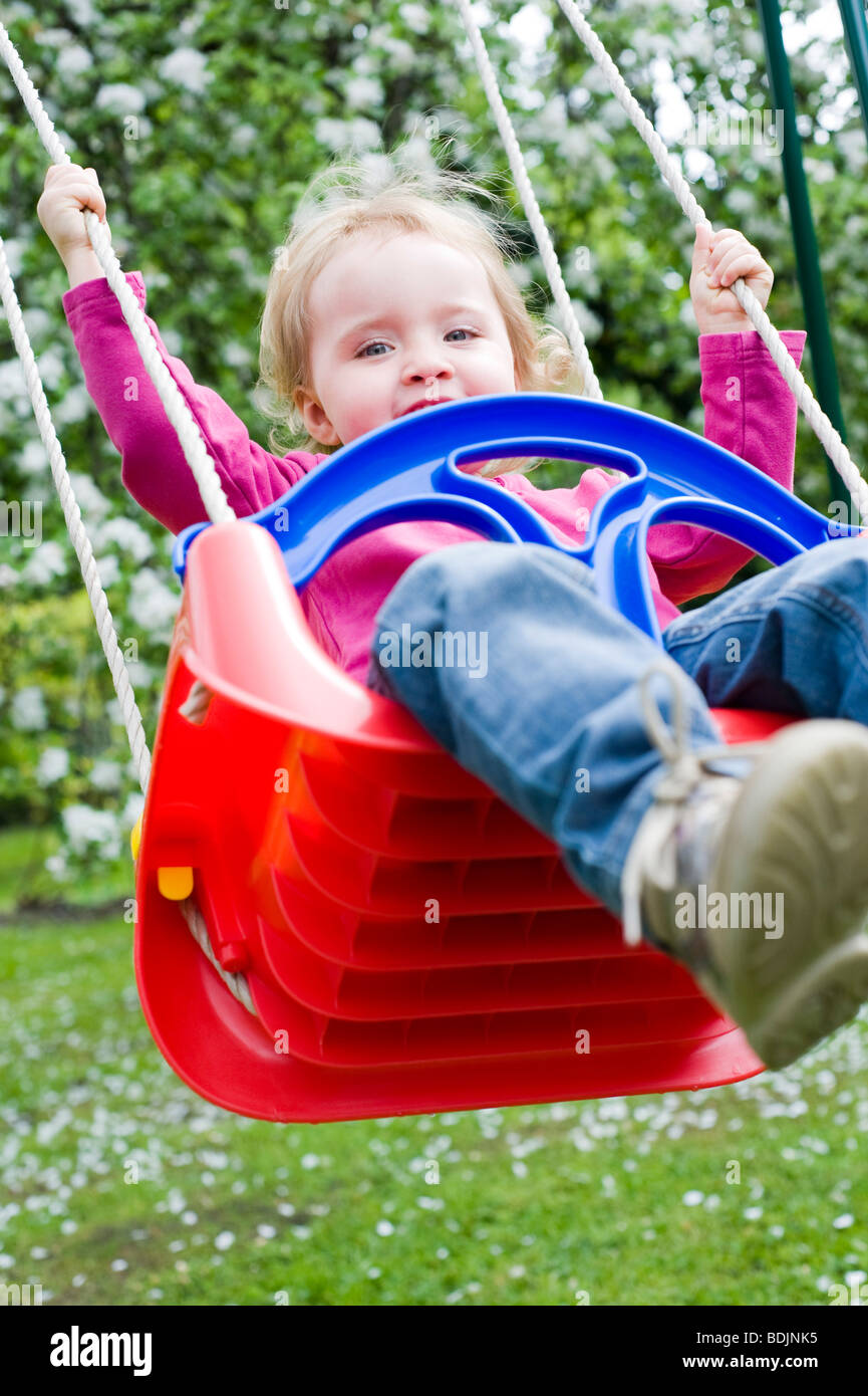 Kleines Mädchen auf einer Schaukel Stockfoto