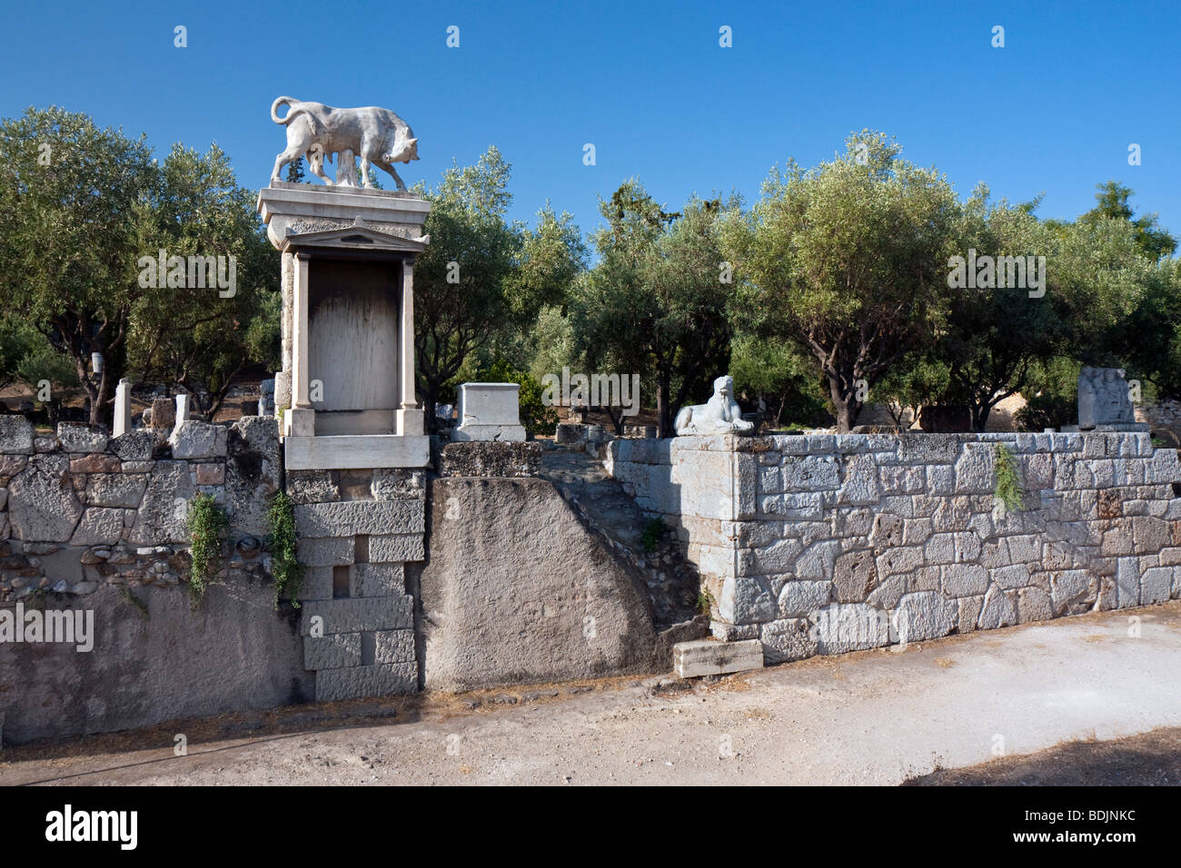 Stier-Skulptur auf dem Grab Denkmal Dionysios von Kollytos im Kerameikos, Athen, Griechenland, ca. 345-338 v. Chr.. Stockfoto