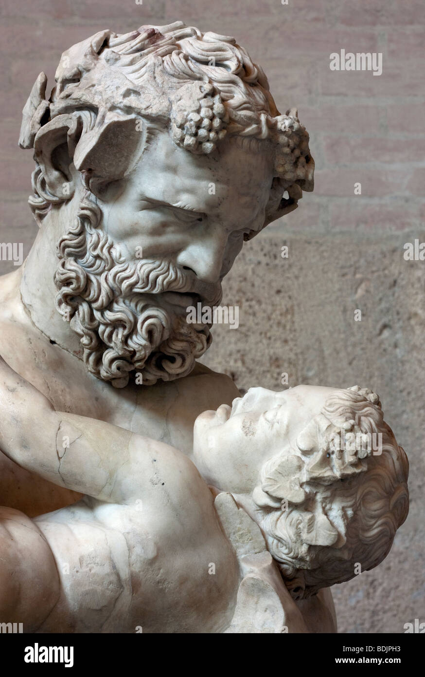 Detail des Satyrs wiegt das Kind Dionysos in der Münchner Glyptothek. Siehe Beschreibung für mehr Info. Stockfoto