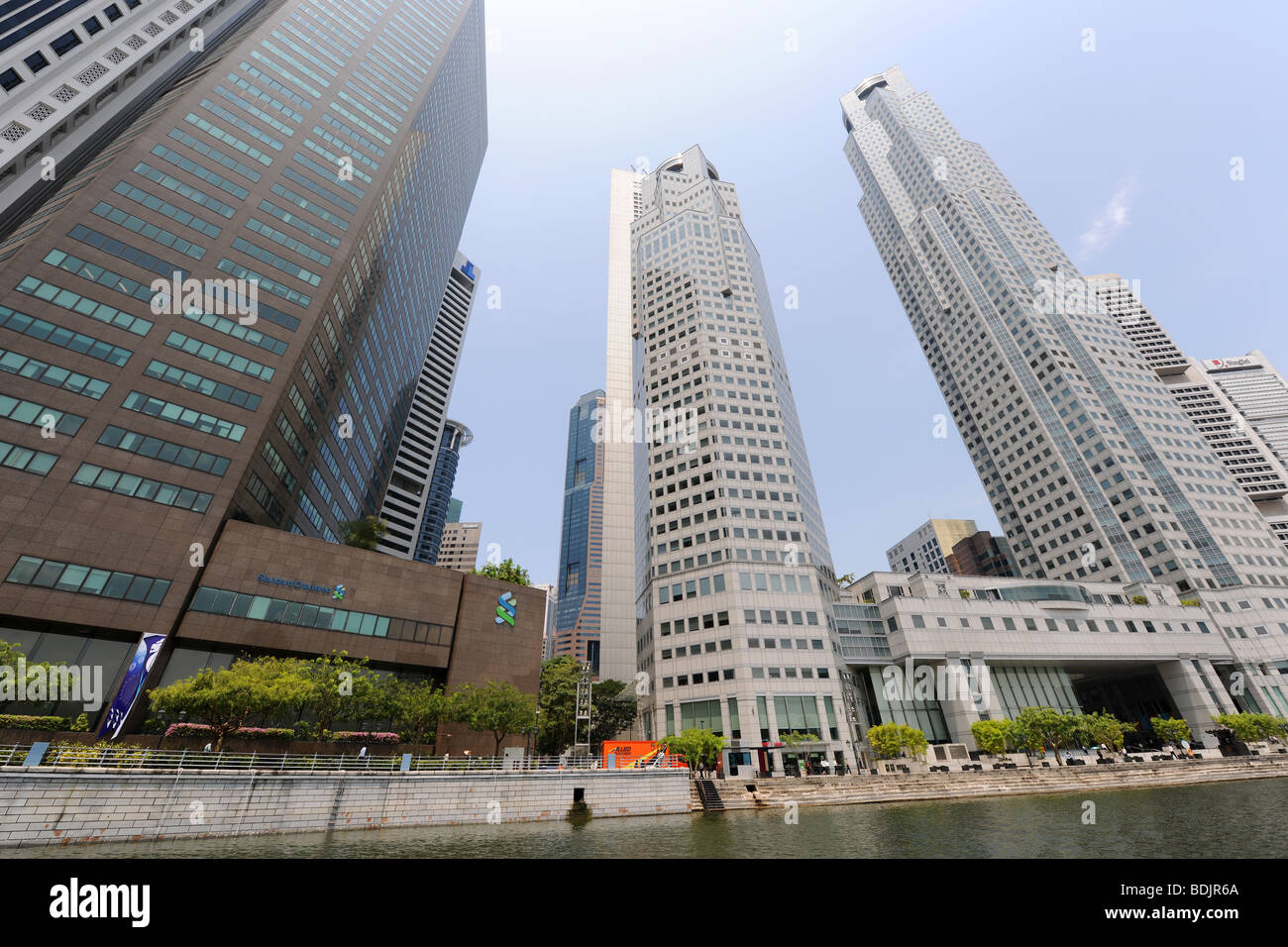 Wolkenkratzer der Stadt, einschließlich der Standard Chartered Bank und Singtel Buidling, Singapore River, Singapur Stockfoto