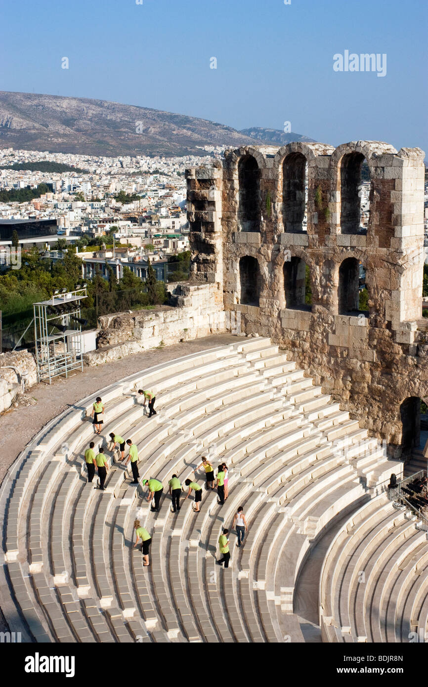 Arbeitnehmer, die Außerbetriebnahme Sitzkissen vor einem Konzert im Theater des Herodes Atticus. Stockfoto