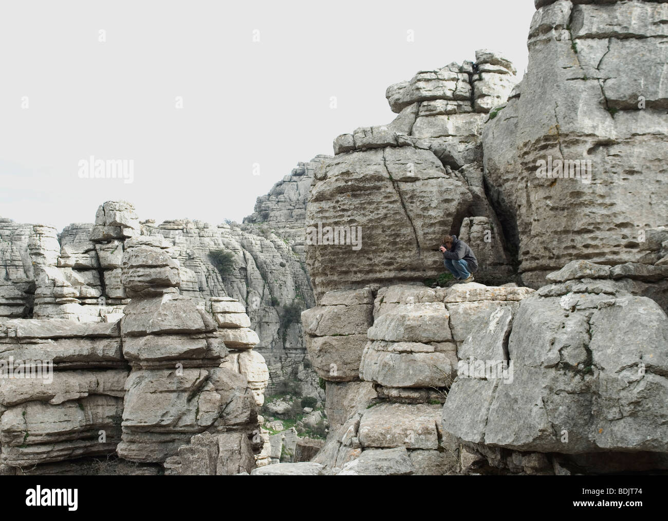 Mann unter Bild im Gebirge El Torcal de Antequera Stockfoto