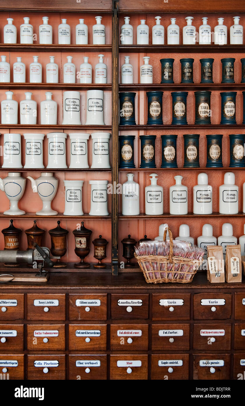 Das Innere einer alten Apotheke aus dem 19. Jahrhunderts, die im Freilichtmuseum von Maihaugen mit traditionellen Gebäuden und norwegischer Kultur in der Nähe von Lillehammer, Norwegen, aufbewahrt wird Stockfoto