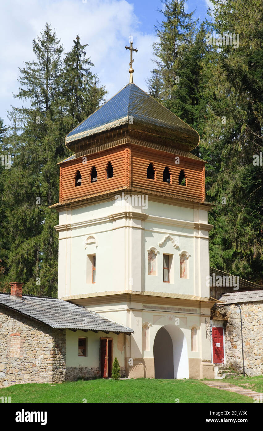 Hof des christlichen Klosters (Manjava Dorf, Region Ivano-Frankivsk, Ukraine) Stockfoto