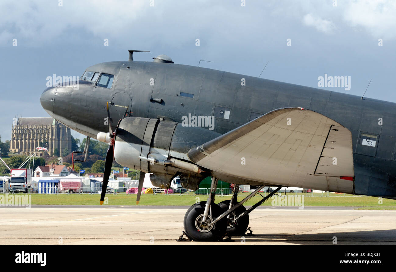 Eine Douglas DC-3 Transportflugzeug sitzen auf dem Rollfeld Stockfoto