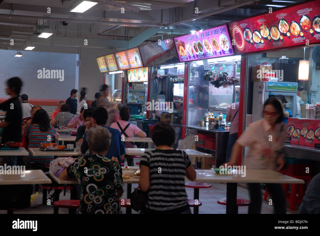 Menschen Essen in einem Food-Court, Chinatown, Singapur Stockfoto