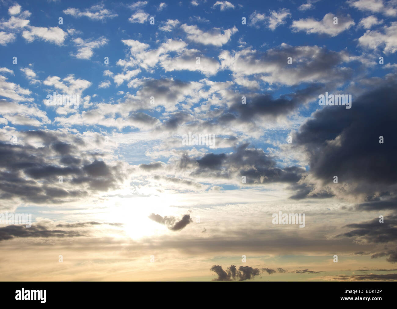 Morgenhimmel mit Wolken. Textur oder Hintergrund. Stockfoto