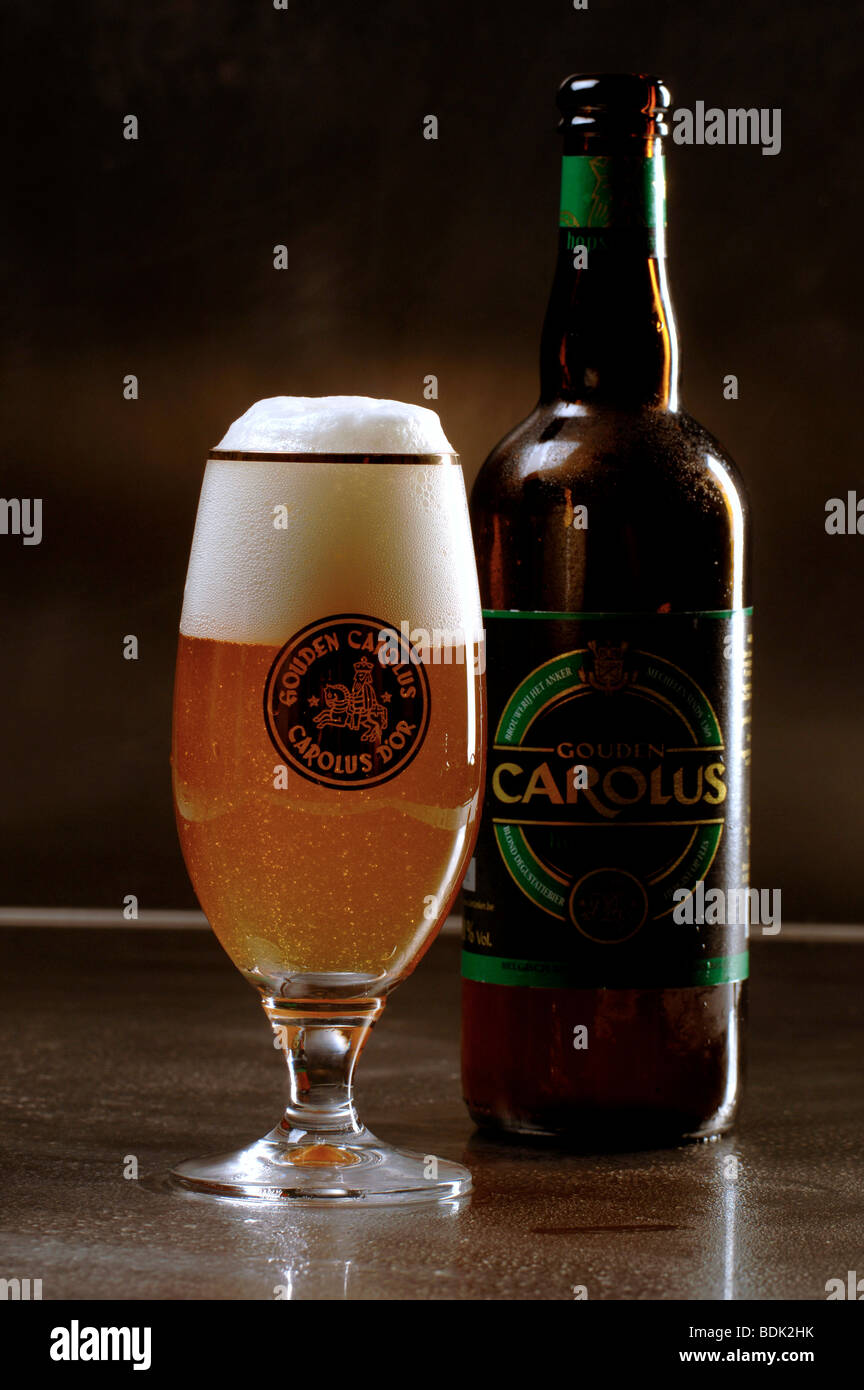Glas und Flasche Gouden Carolus belgisches Bier. Stockfoto