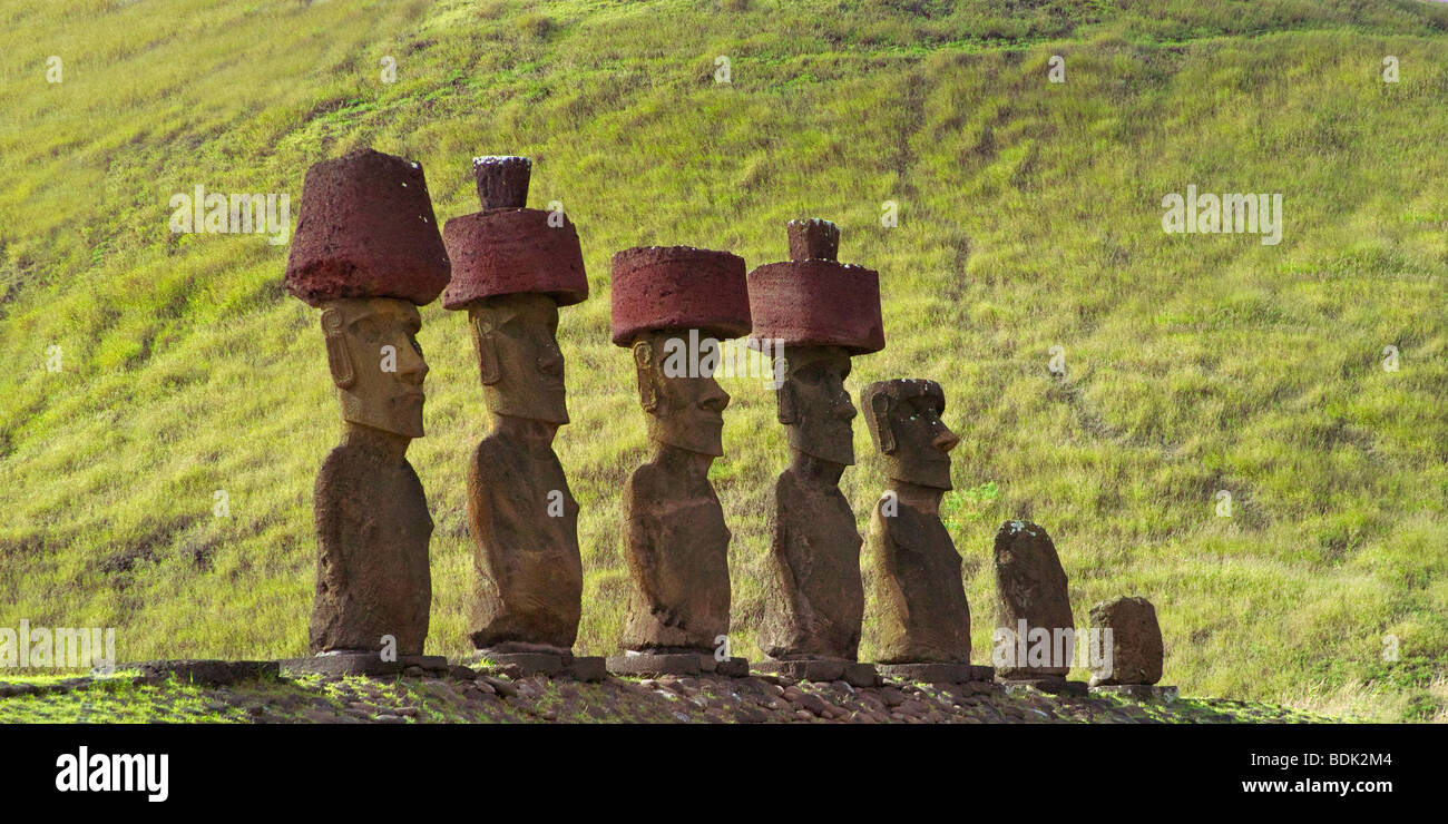 Sieben Moais (vulkanische Steinskulpturen) des Ahu Akivi, Osterinsel, Chile Stockfoto