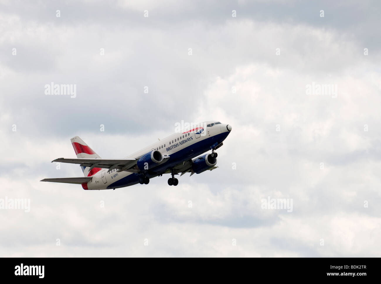 British Airways Boeing 737-528 G-GFFI startet vom Flughafen Manchester Stockfoto