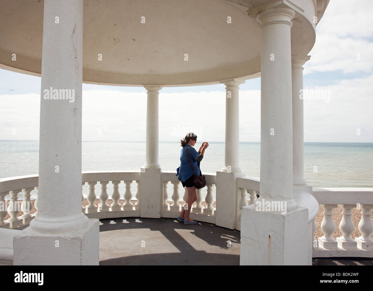 Blick auf das Meer unter Bexhill Pavillon Kuppel fotografieren Mädchen Stockfoto