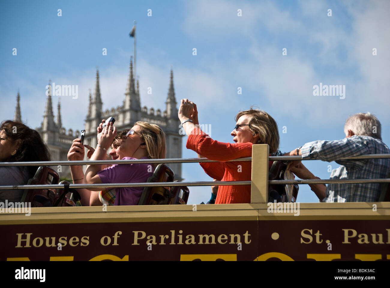 Touristen fotografieren auf offenen Bus in London Stockfoto