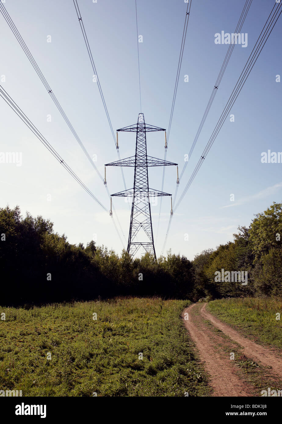 Strom Stromversorgung Bauernhof neben Feldweg auf der Durchreise Stockfoto