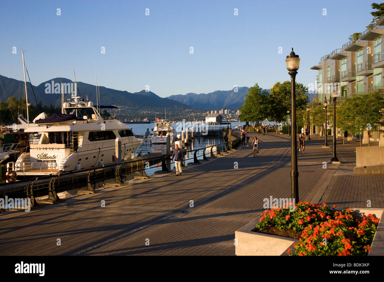 Gehweg entlang der Uferpromenade, Vancouver, Britisch-Kolumbien, Kanada. Stockfoto
