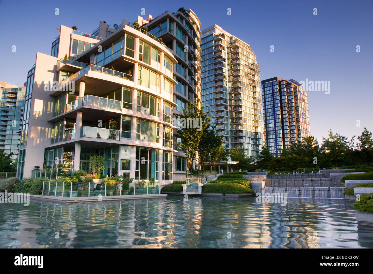 Wohngebäuden entlang der Uferpromenade, Innenstadt von Vancouver, British Columbia, Kanada. Stockfoto