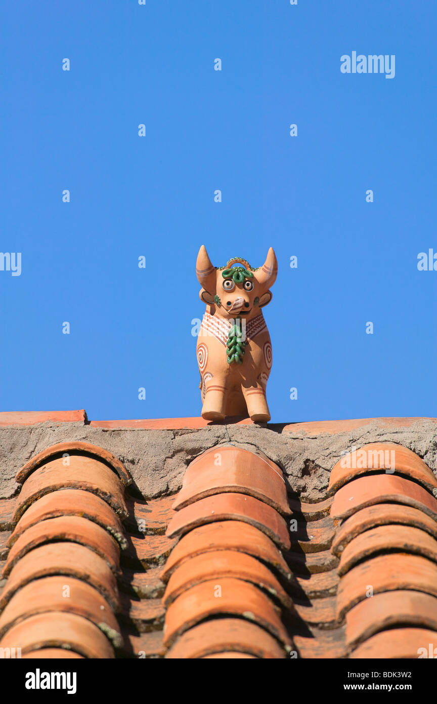 Statue von Schwein Dekoration auf Dach, Cuzco, Peru Stockfoto