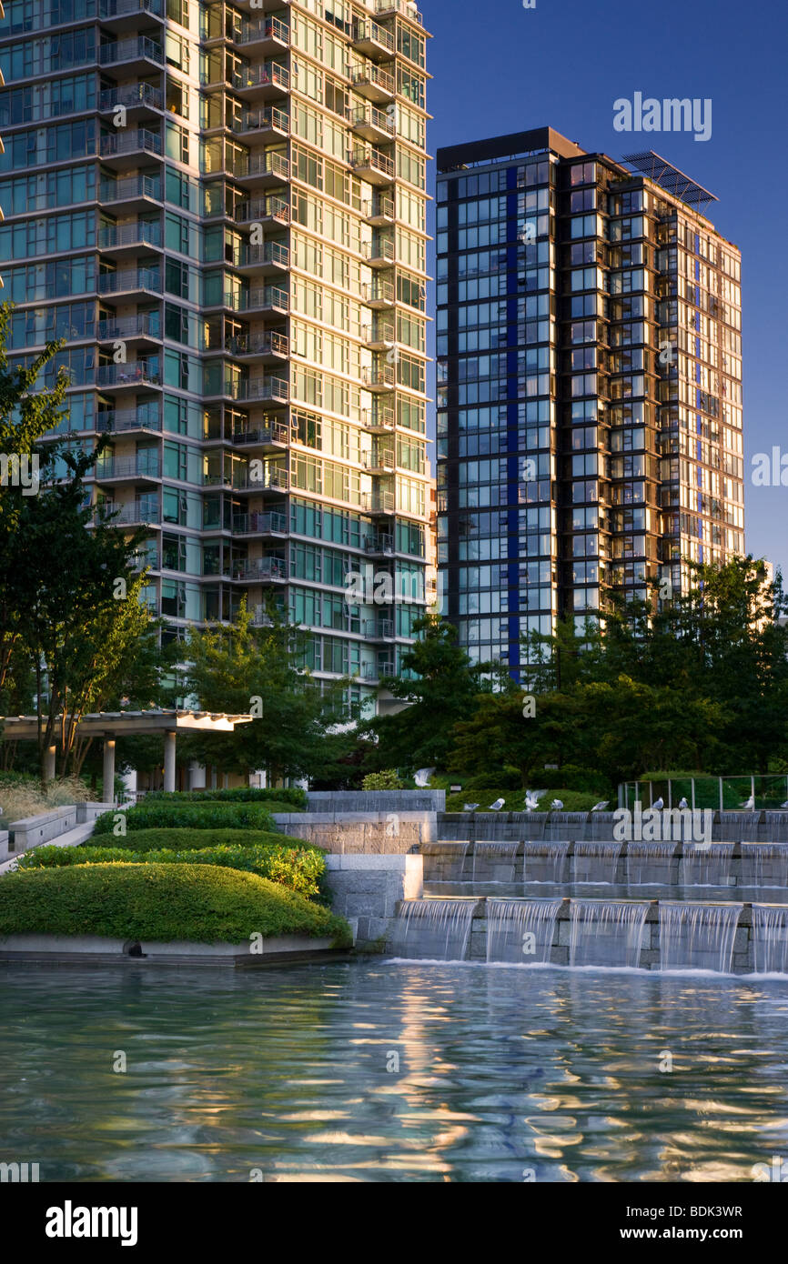 Wohngebäuden entlang der Uferpromenade, Innenstadt von Vancouver, British Columbia, Kanada. Stockfoto
