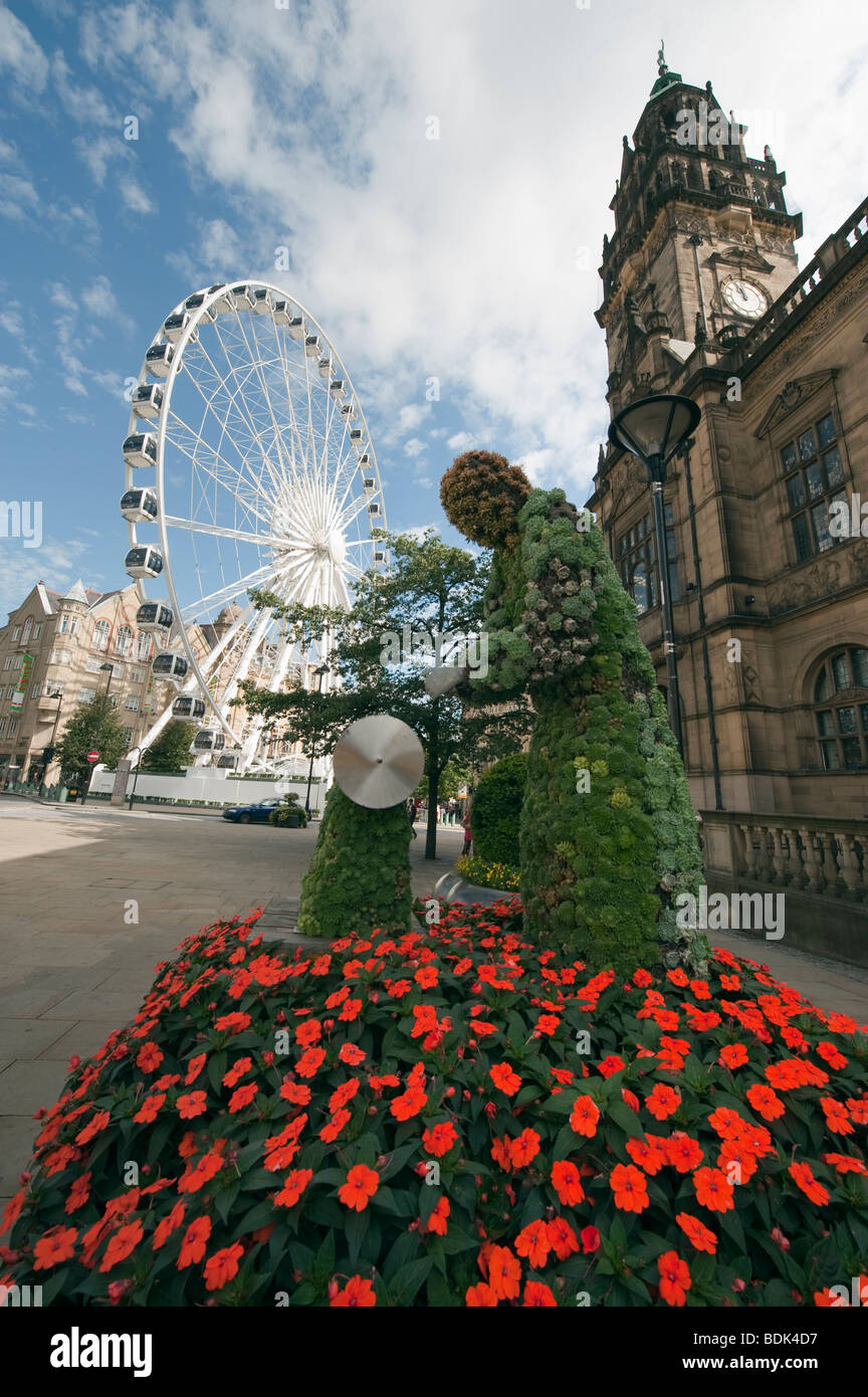"Mary das Puffer-Mädchen" platziert eine lebendige, wachsende Blumen Frauengestalt außerhalb Sheffield "Rathaus" "Great Britain" Stockfoto