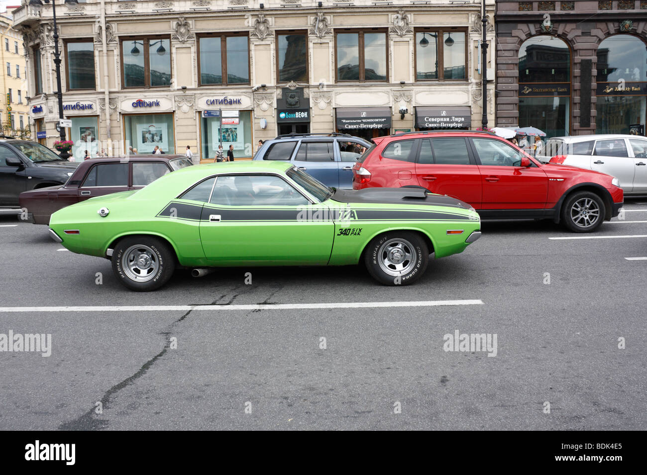 Ungewöhnliche grüne Autos auf der Straße Stockfoto