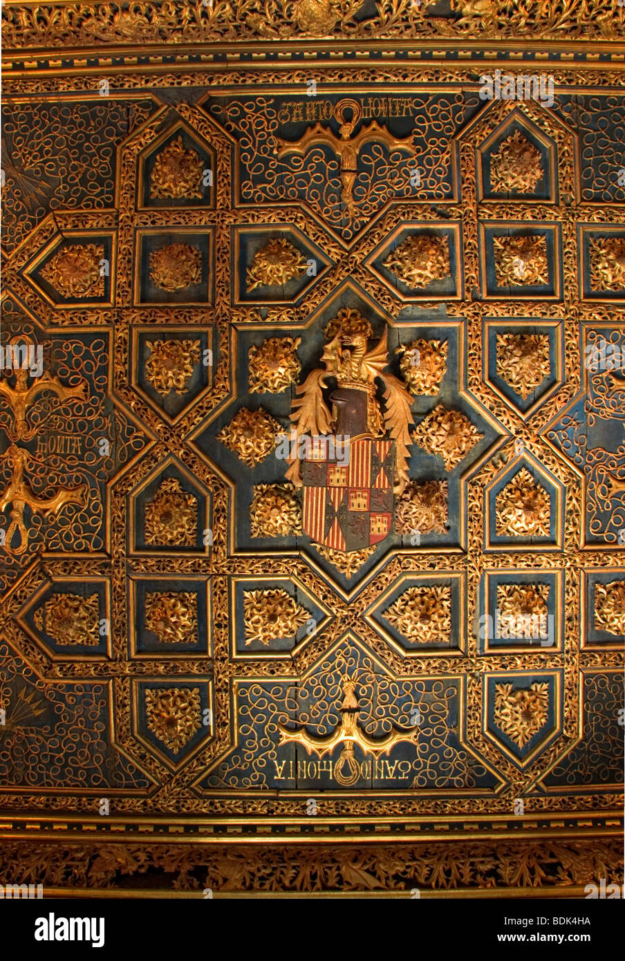 Die Decke eines Raumes im Palacio De La Aljafería, in Zaragoza, Spanien Stockfoto