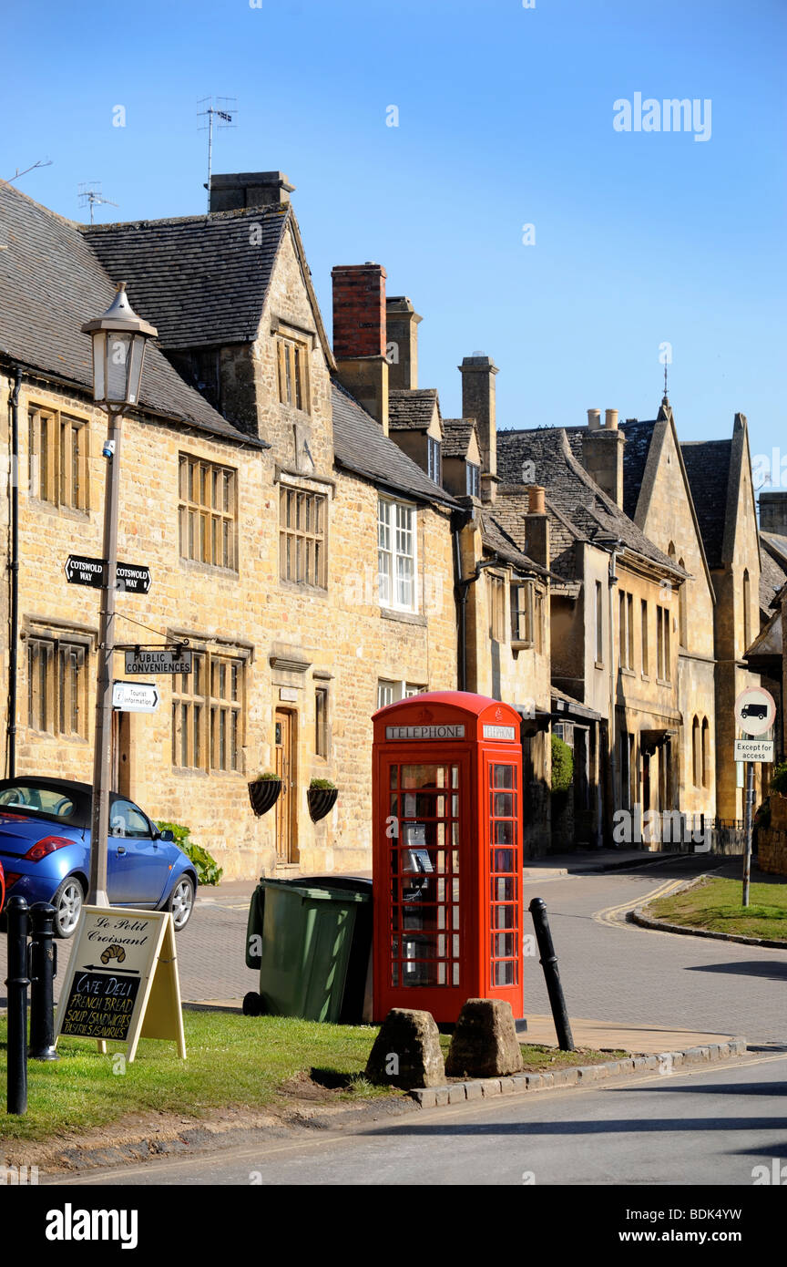 TRADITIONELLE ROTE TELEFONZELLE IN CHIPPING CAMPDEN HAUTPSTRAßE GLOUCESTERSHIRE UK Stockfoto