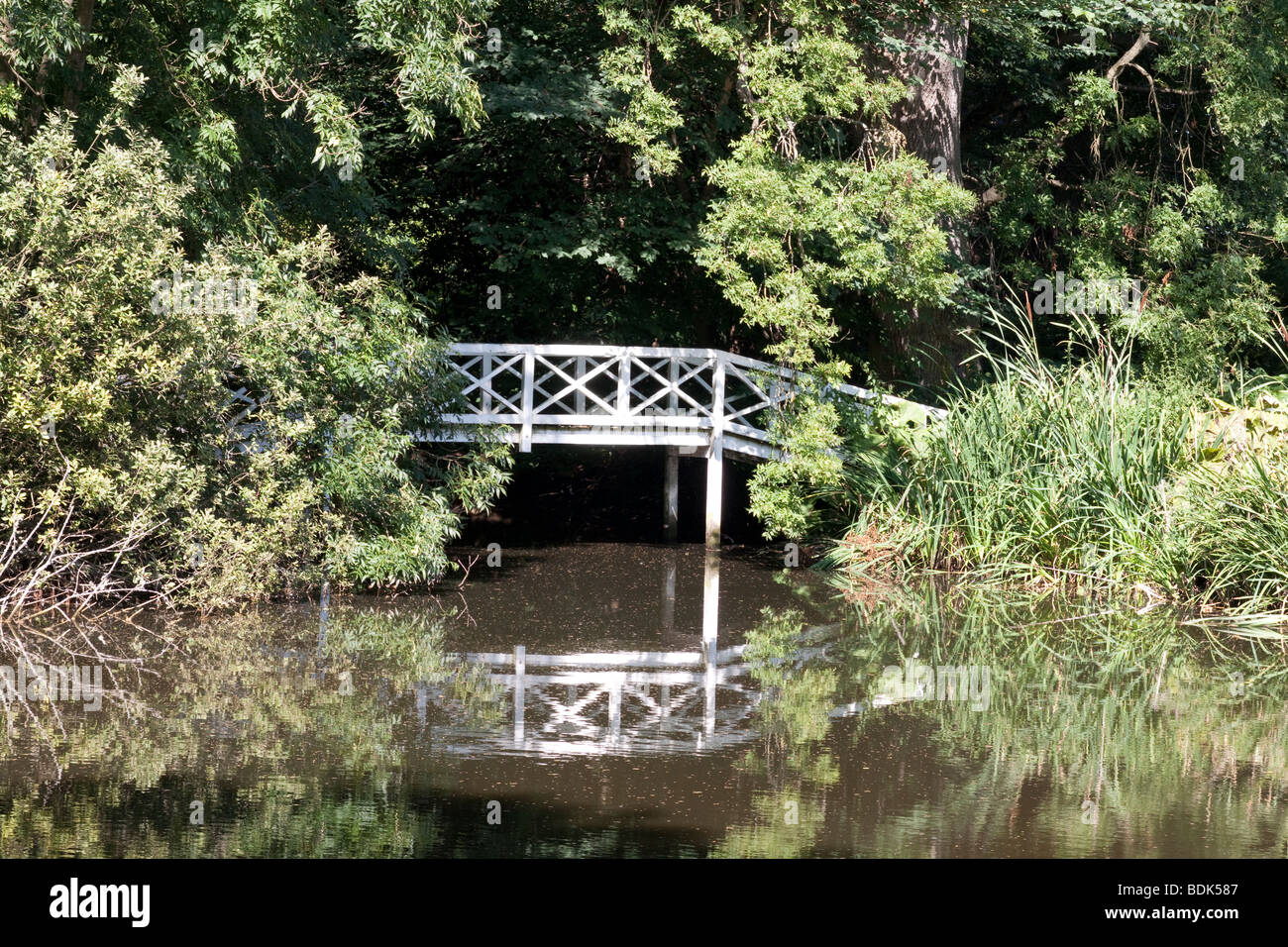 Kleine weiße Brücke in den Garten Blixens Haus Stockfoto