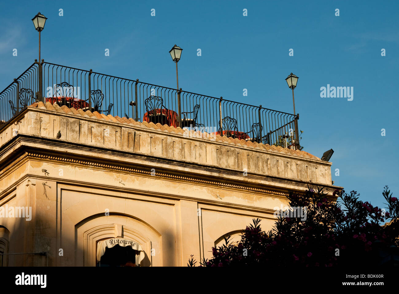 Terrasse mit Blick auf Dach in Taormina Sizilien Italien Stockfoto