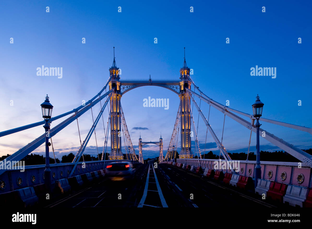 Albert Bridge beleuchtet am Abend, Themse, London, Vereinigtes Königreich Stockfoto